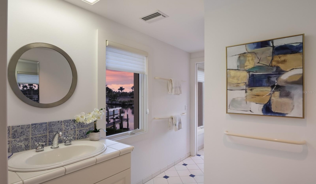 Guest Suite 2 Bathroom
