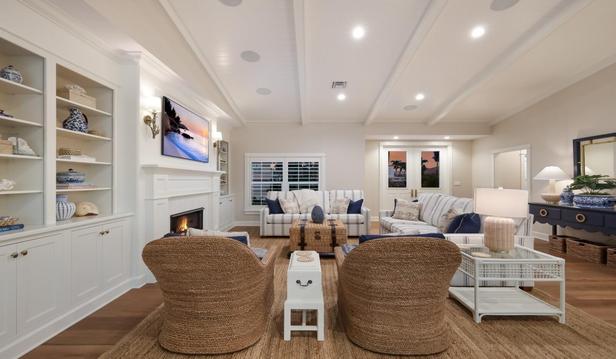 Living Room w/ Gas Fireplace