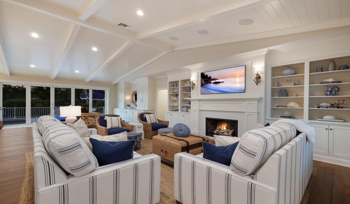 Living Room w/ Gas Fireplace