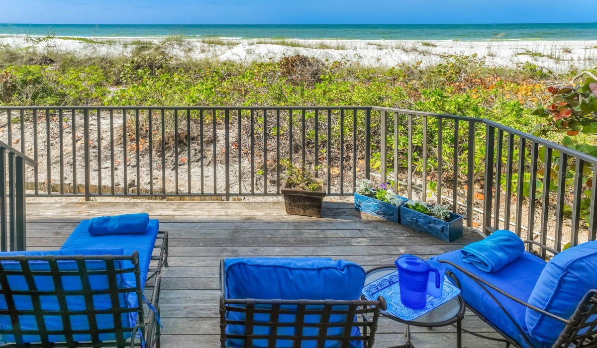 The private sundeck - just step down to the sand