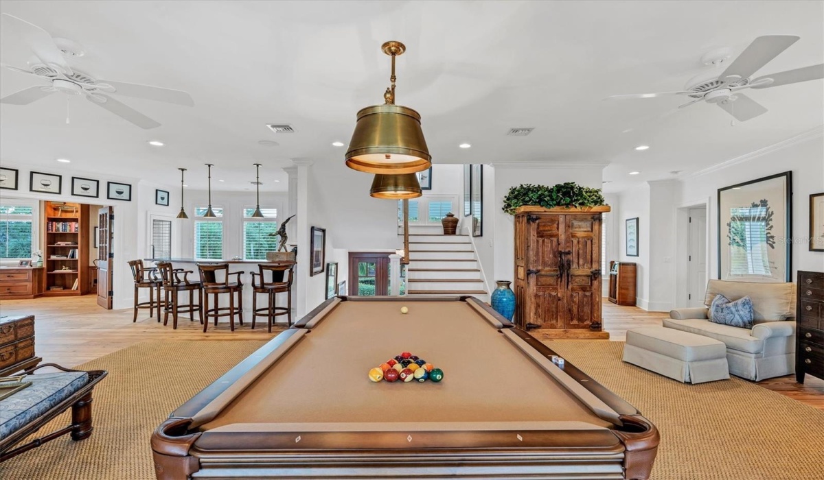 Game Room with Bar!
