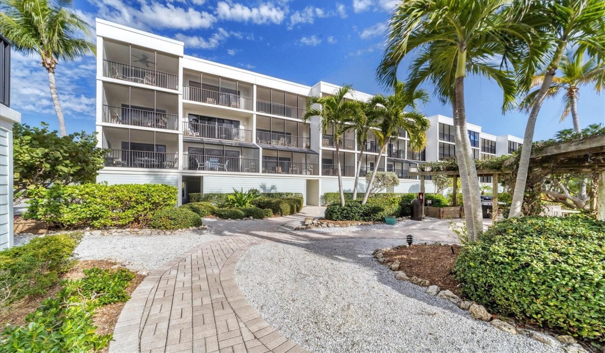 Top floor end unit with extended lanai