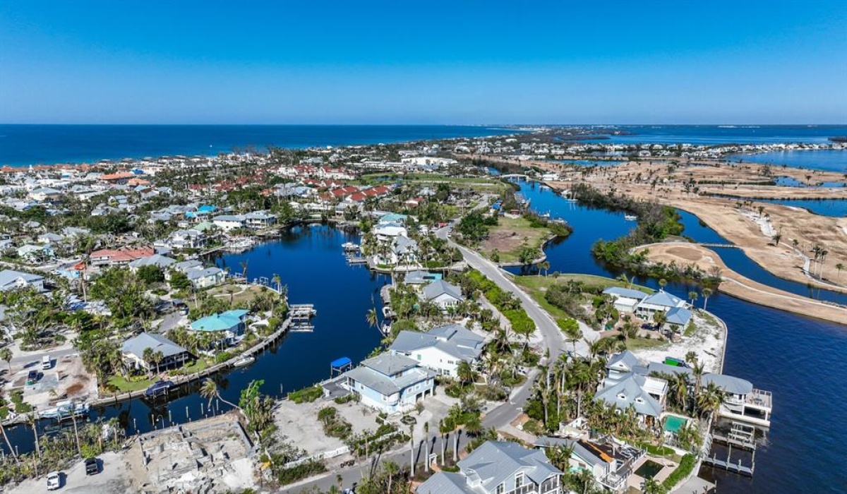 4 Bedrooms Bedrooms, 0 ,3 BathroomsBathrooms,Residential,Sold,0,D6128608
