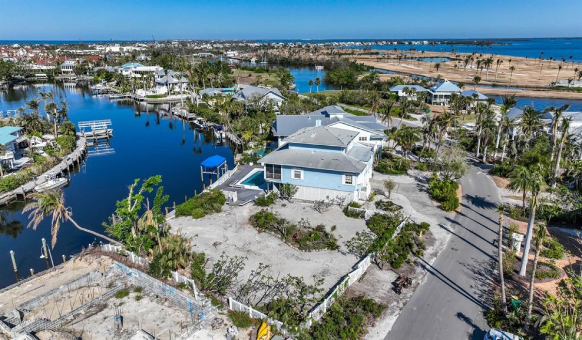 4 Bedrooms Bedrooms, 0 ,3 BathroomsBathrooms,Residential,Sold,0,D6128608