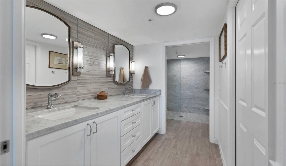 Master Bath with Dual Sinks!