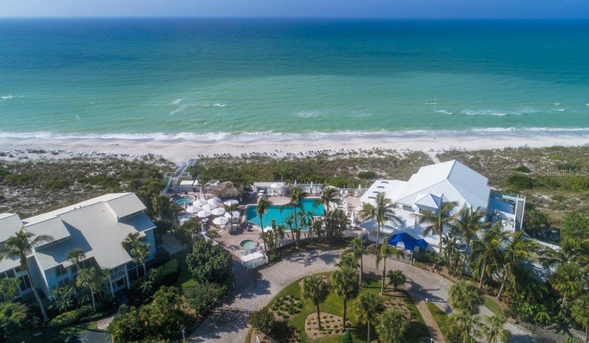 Boca Grande Club Beachfront Pool, Tiki Bar & Dining!