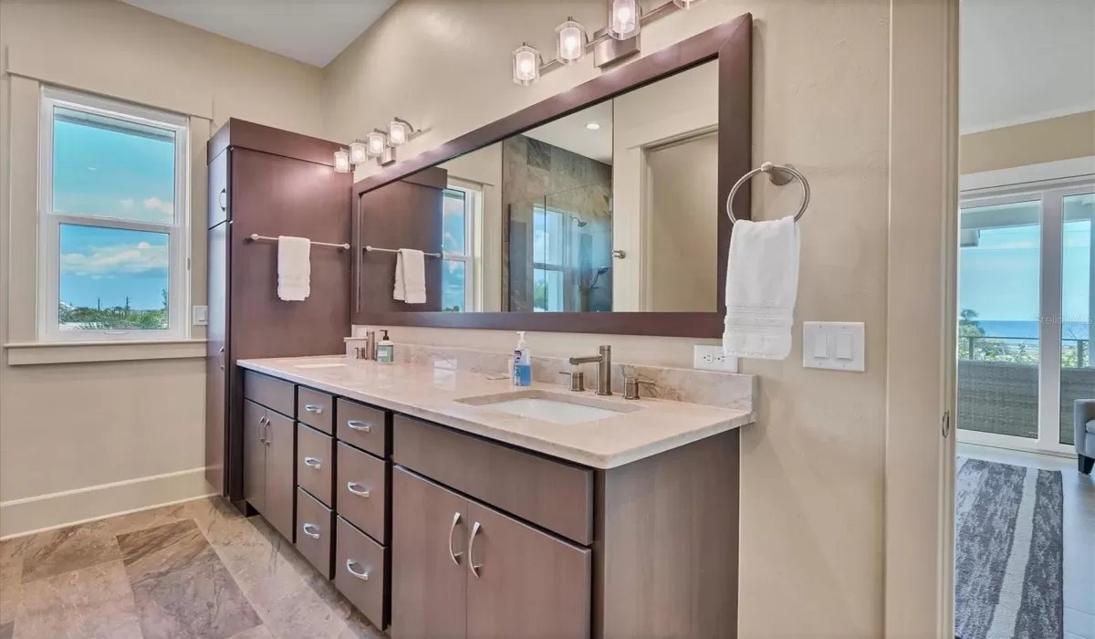 4 Bedrooms Bedrooms, 0 ,4 BathroomsBathrooms,Residential Lease,For Sale,0,D6138107