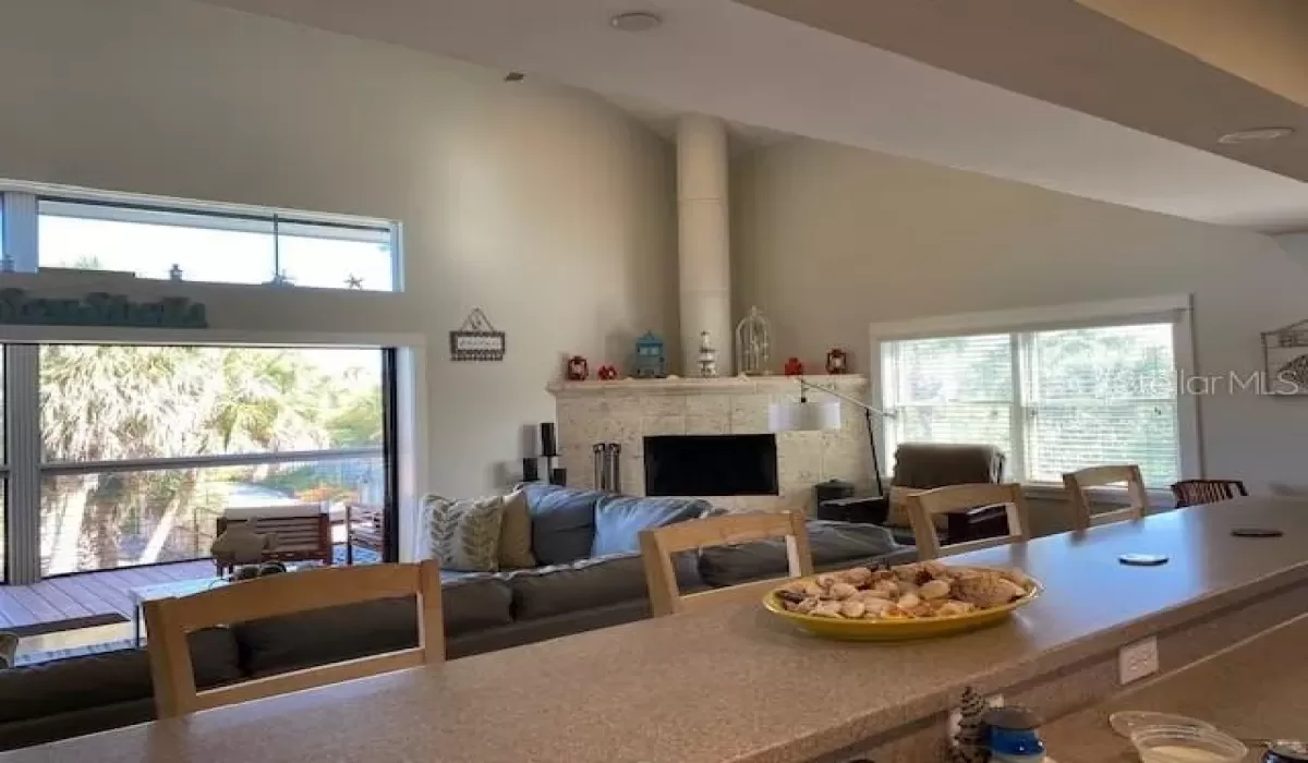 Great room w wood burning fireplace