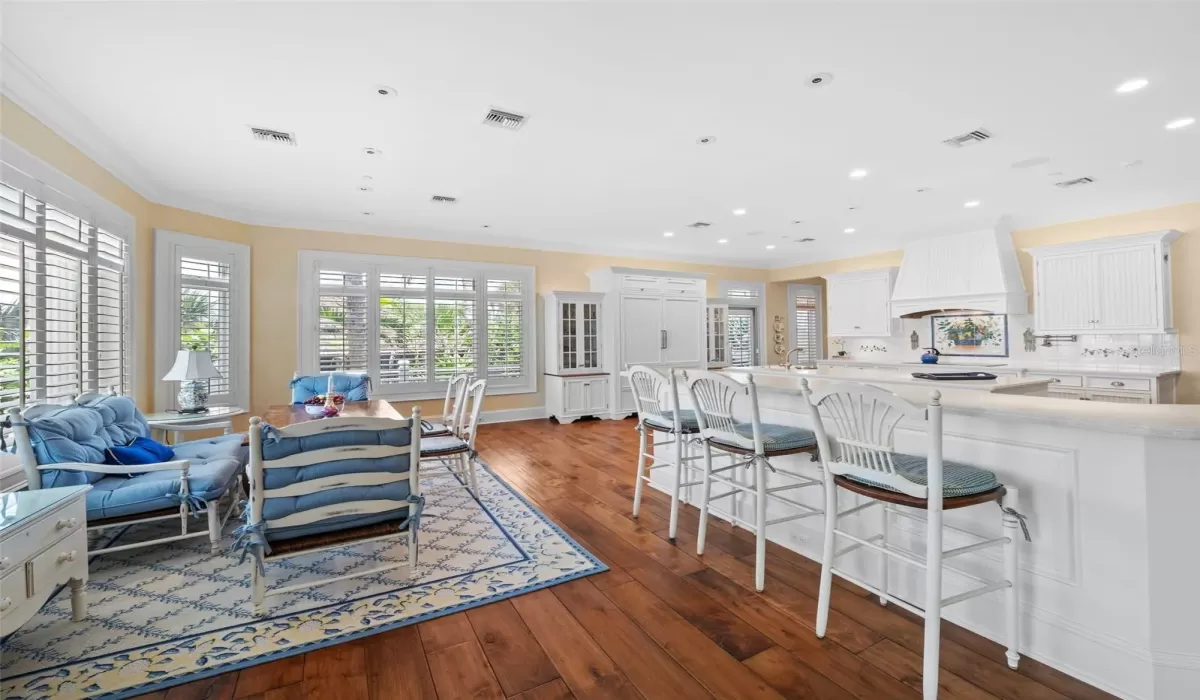 Kitchen & Breakfast area