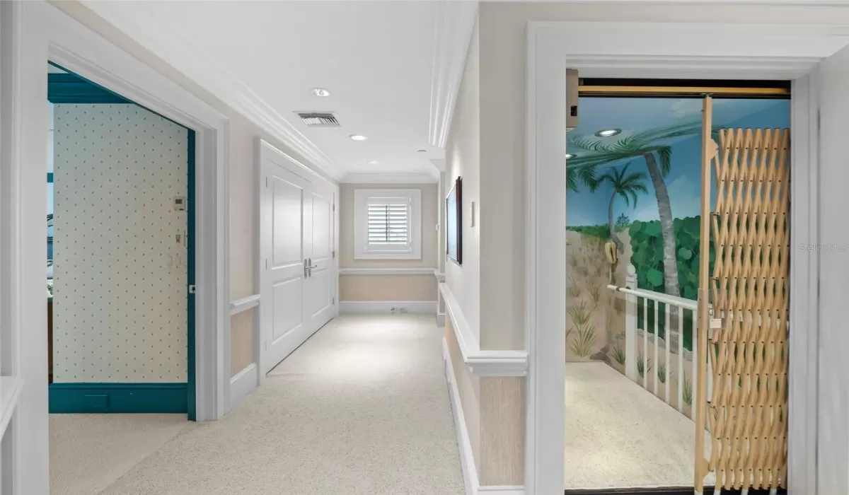 Elevator landing 3rd floorhall