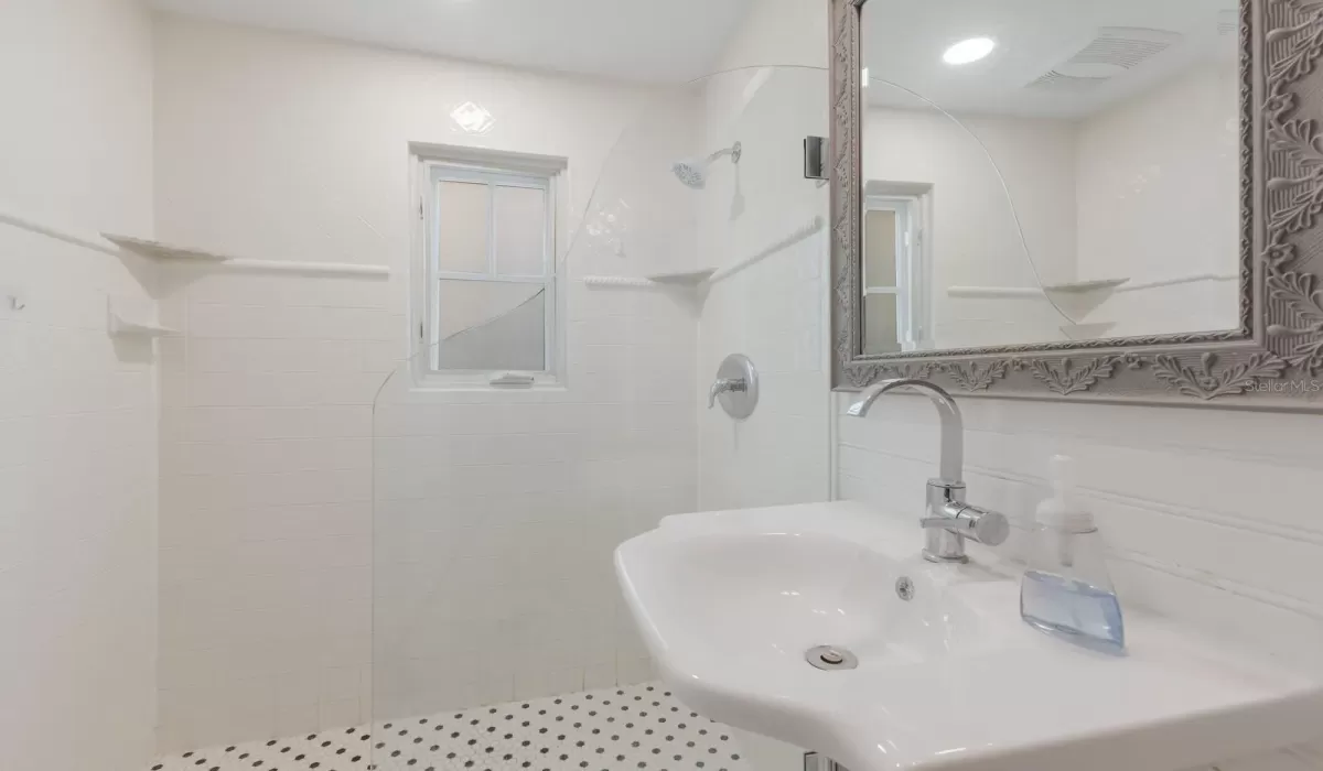 2 Bedrooms Bedrooms, 0 ,1 BathroomBathrooms,Residential,For Sale,0,D6143365