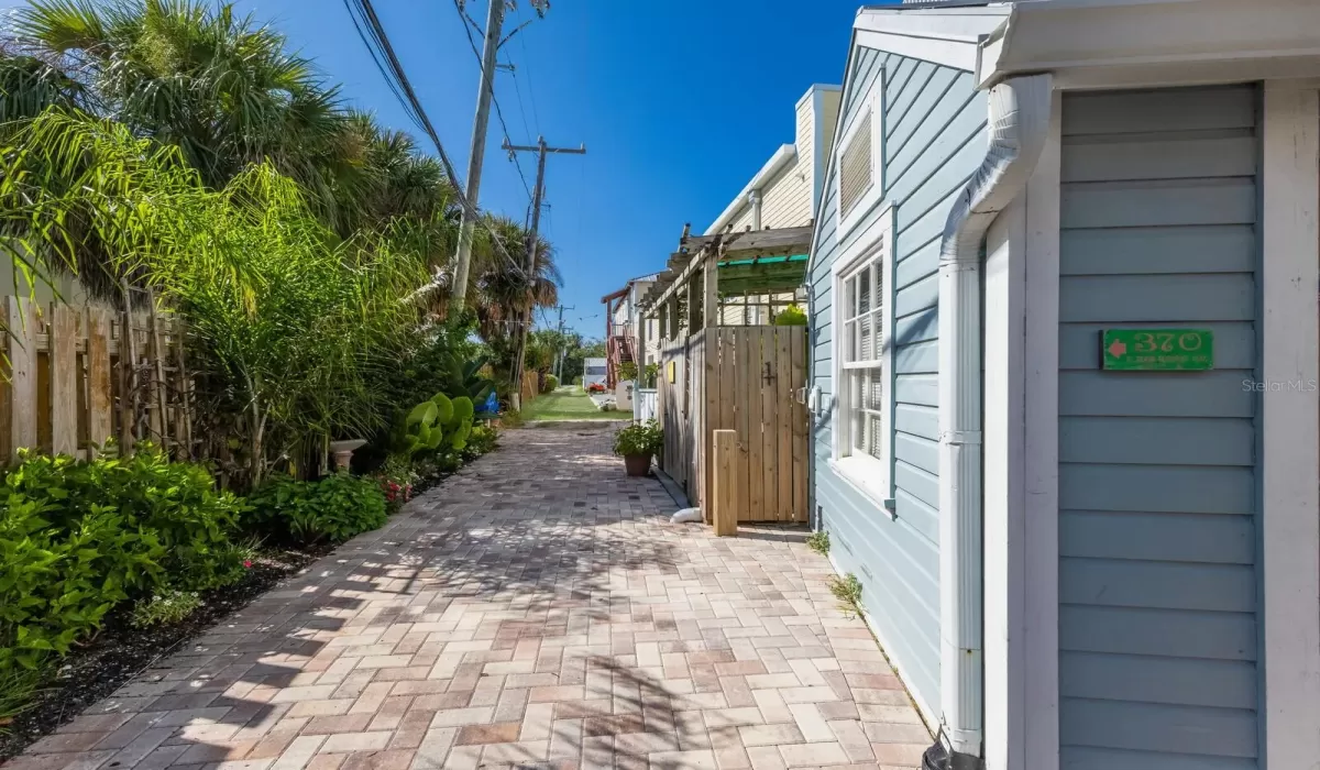 2 Bedrooms Bedrooms, 0 ,1 BathroomBathrooms,Residential,For Sale,0,D6143365