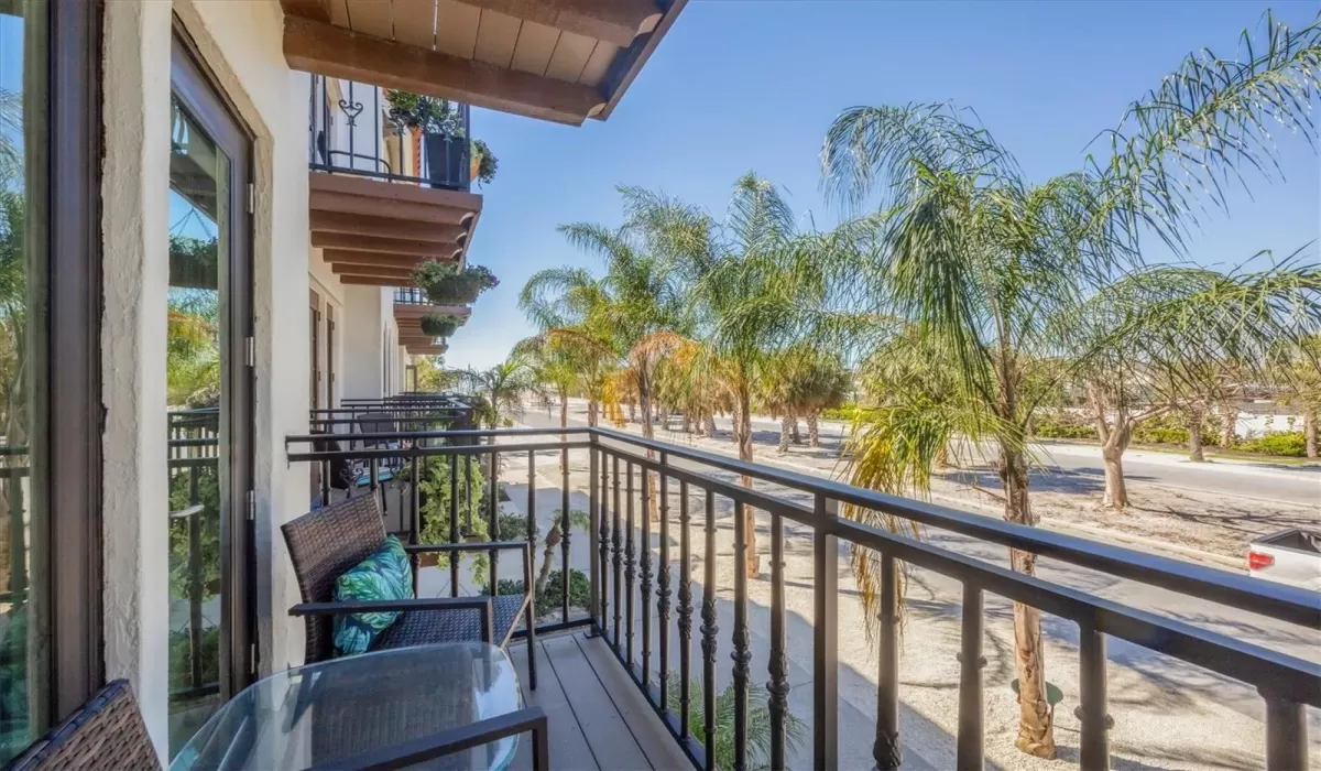 2 Bedrooms Bedrooms, 0 ,2 BathroomsBathrooms,Residential Lease,For Sale,0,D6143503