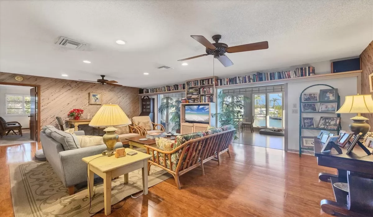 4 Bedrooms Bedrooms, 0 ,3 BathroomsBathrooms,Residential Lease,For Sale,0,D6143527