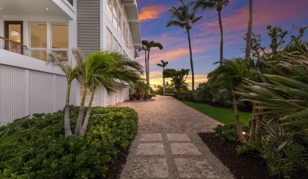 4 Bedrooms Bedrooms, 0 ,3 BathroomsBathrooms,Residential,For Sale,0,D6145154