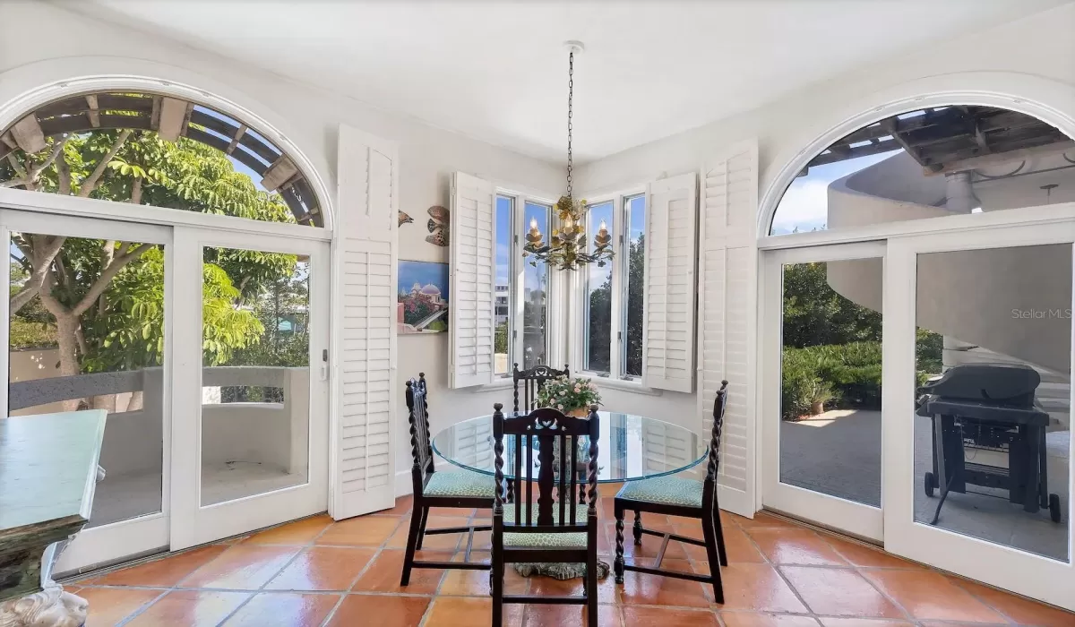 4 Bedrooms Bedrooms, 0 ,5 BathroomsBathrooms,Residential,For Sale,0,D6145817