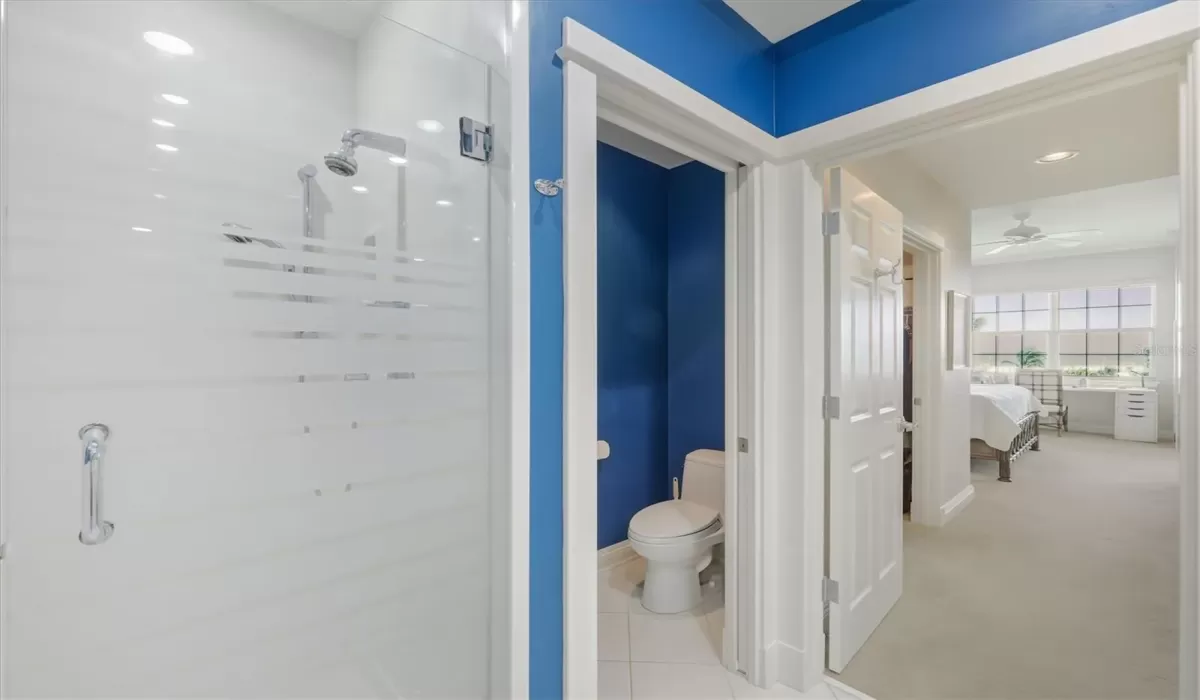 Large Master Bath with Dual Sinks!