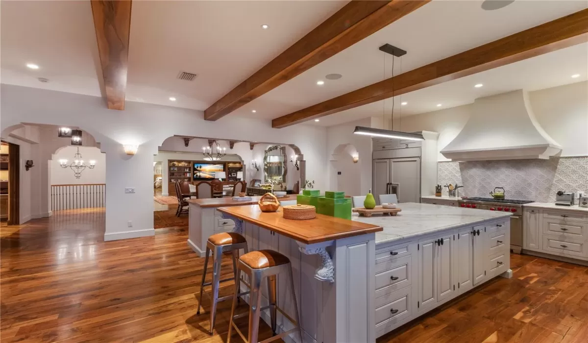 4 Bedrooms Bedrooms, 0 ,4 BathroomsBathrooms,Residential,Pending,0,D6146024