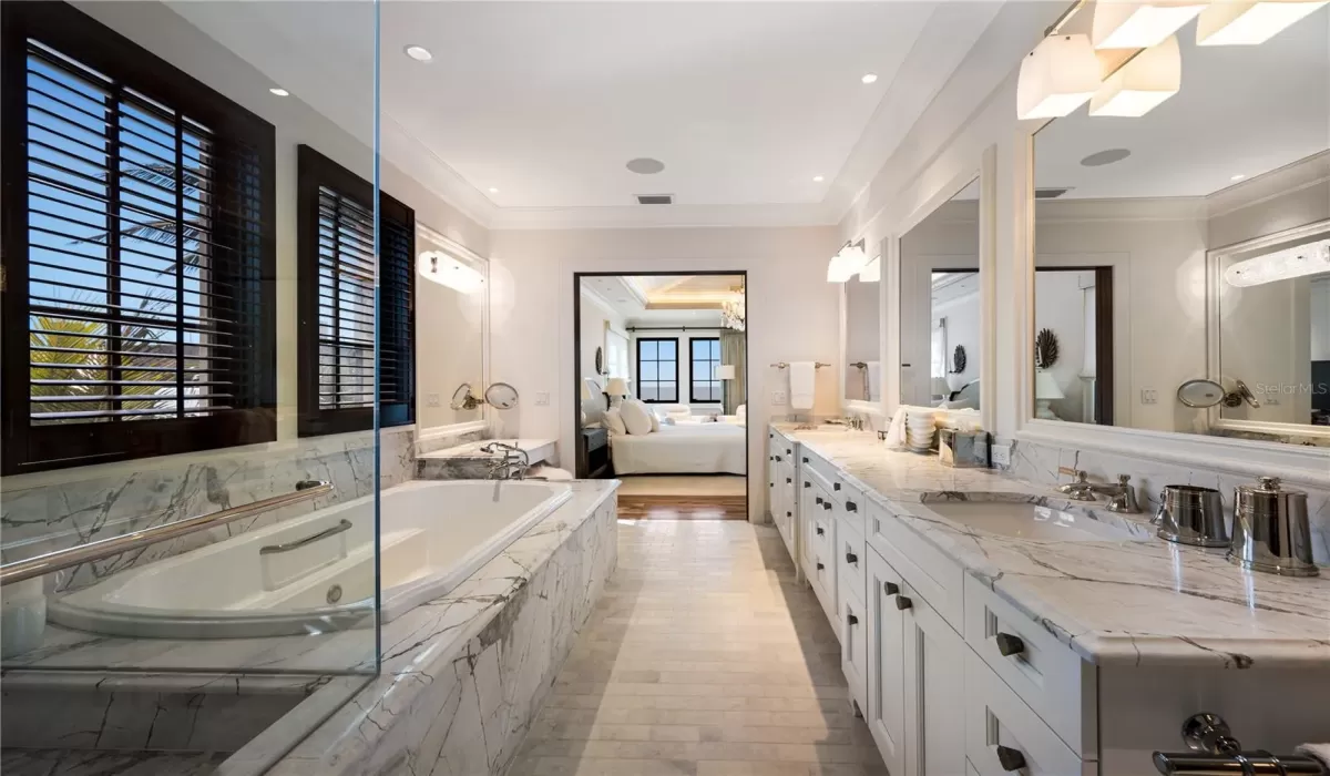 4 Bedrooms Bedrooms, 0 ,4 BathroomsBathrooms,Residential,Pending,0,D6146024