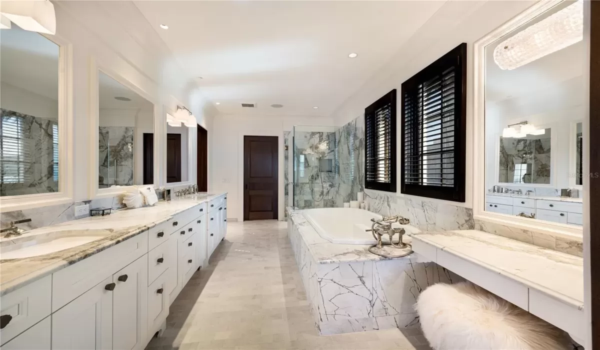 4 Bedrooms Bedrooms, 0 ,4 BathroomsBathrooms,Residential,Pending,0,D6146024