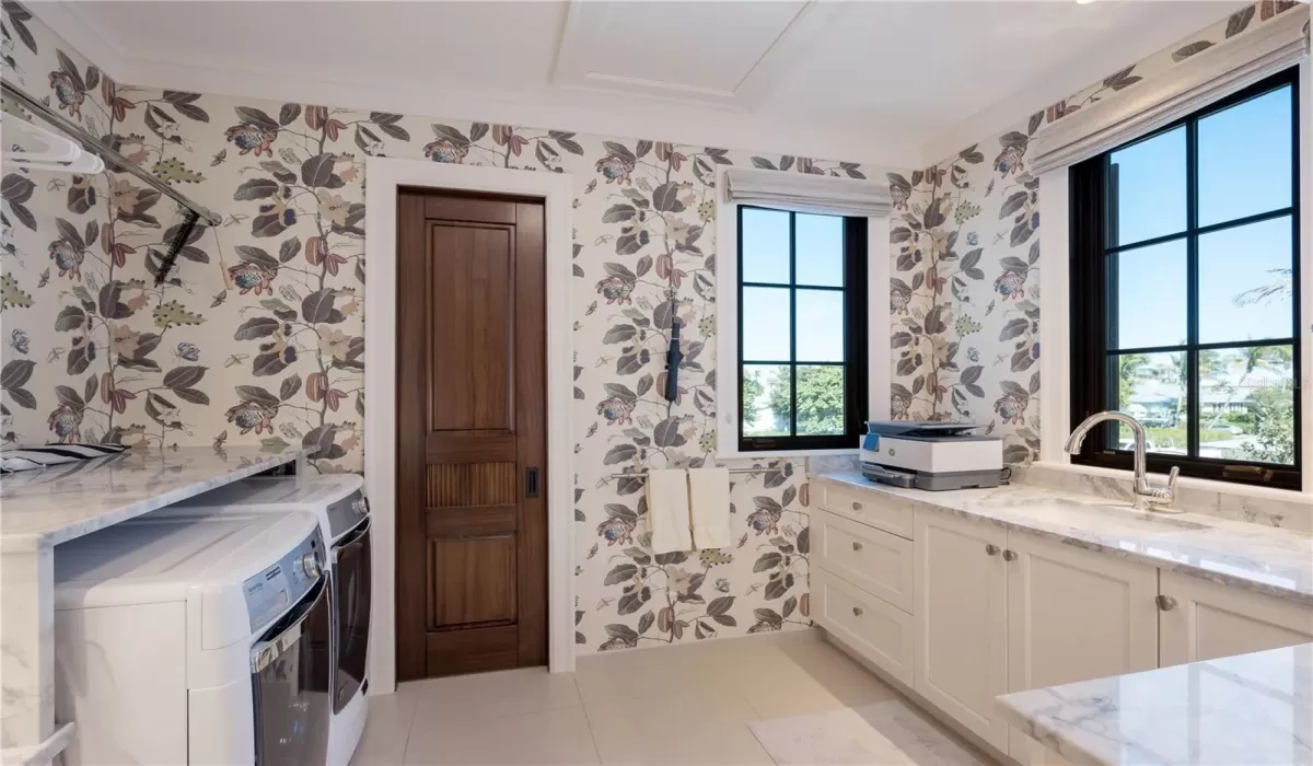 4 Bedrooms Bedrooms, 0 ,4 BathroomsBathrooms,Residential,Pending,0,D6146024