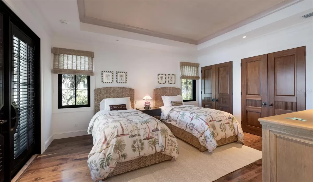 4 Bedrooms Bedrooms, 0 ,4 BathroomsBathrooms,Residential,Pending,0,D6146024