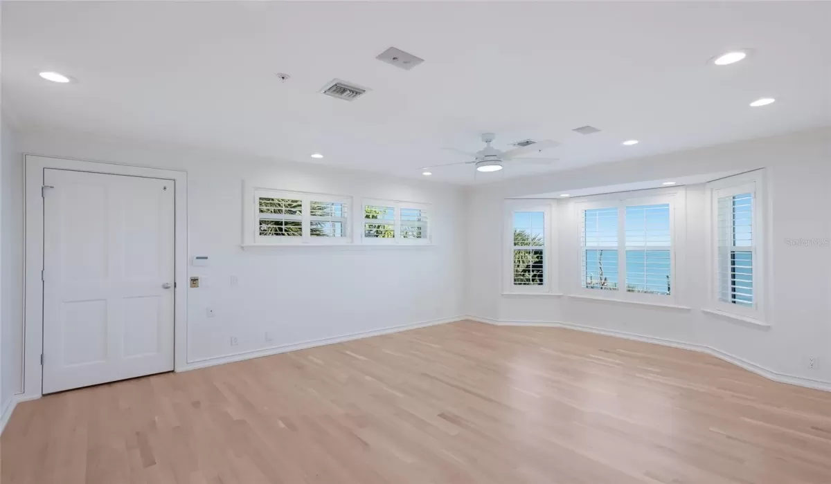 3 Bedrooms Bedrooms, 0 ,3 BathroomsBathrooms,Residential,Pending,0,D6146165